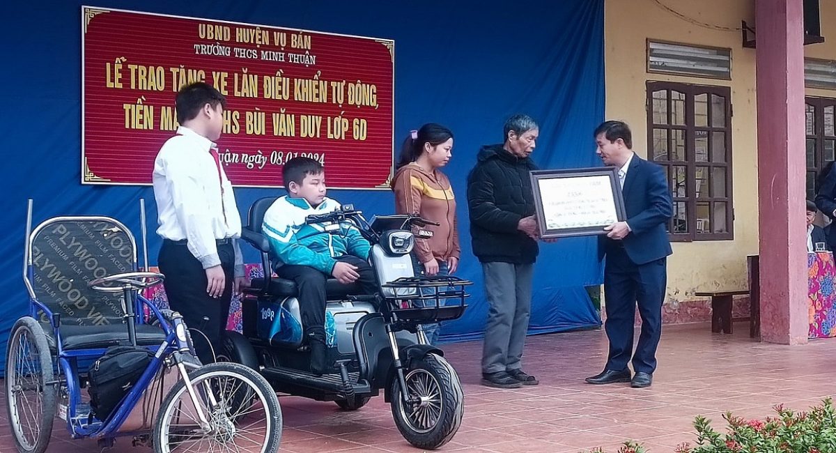Trường THCS Minh Thuận (Vụ Bản): Trao tặng em Bùi Bảo Duy chiếc xe lăn điều khiển tự động và tiền mặt với tổng giá trị là 26,430 triệu đồng.