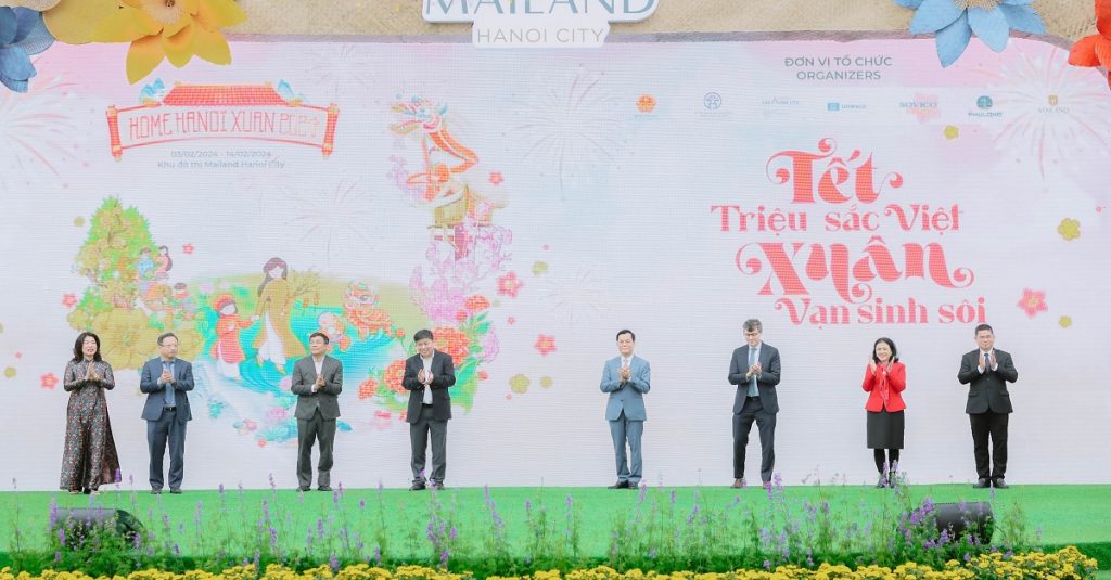 Sáng ngày 3/2 (24 tháng Chạp), đường hoa Home Hanoi Xuan 2024 đã chính thức khai mạc tại “Thành phố Sáng tạo” Mailand Hanoi City.