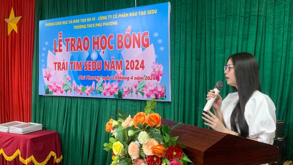 Công ty Cổ phần Đào tạo Sedu đã phối hợp với Phòng Giáo dục & Đào tạo huyện Ba Vì (Hà Nội) tổ chức trao quà và học bổng cho các em học sinh trường THCS Phú Phương.