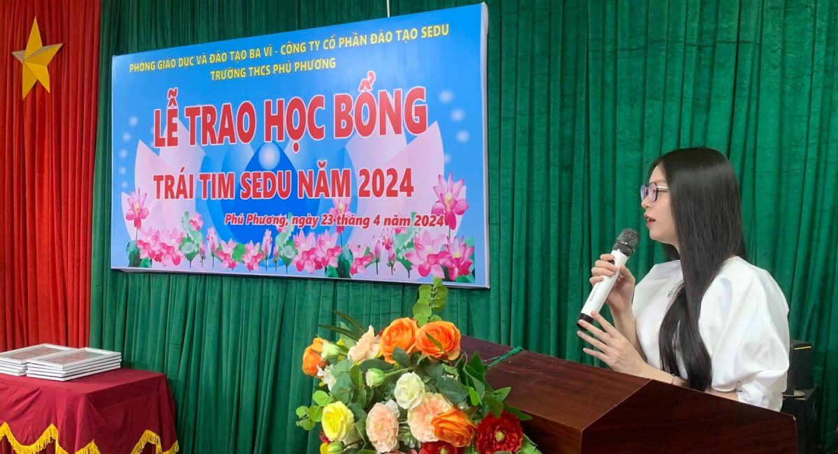 (Ba Vì, Hà Nội) Quỹ trái tim Sedu: Gần 60 triệu quà và học bổng tặng các em học sinh THCS Phú Phương